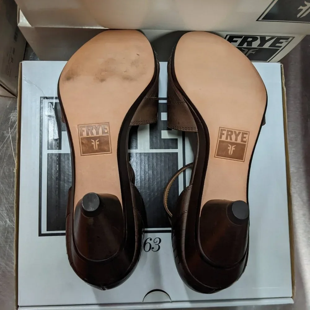 Frye - Ada Vintage Strap - Bark - Picture 9 of 11